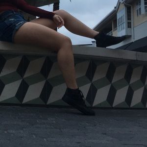 black high top converse MUST GO!! has no laces